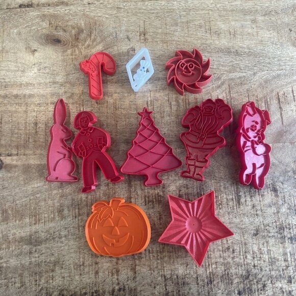 Vintage Red Holiday Cookie Cutters Pig Pumpkin Santa Rabbit Sun Star Christmas - Picture 2 of 8